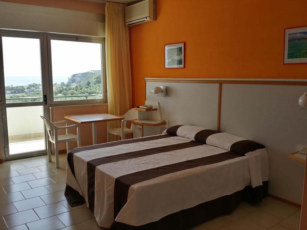 Centro Di Soggiorno Il Belvedere Vieste Room photo