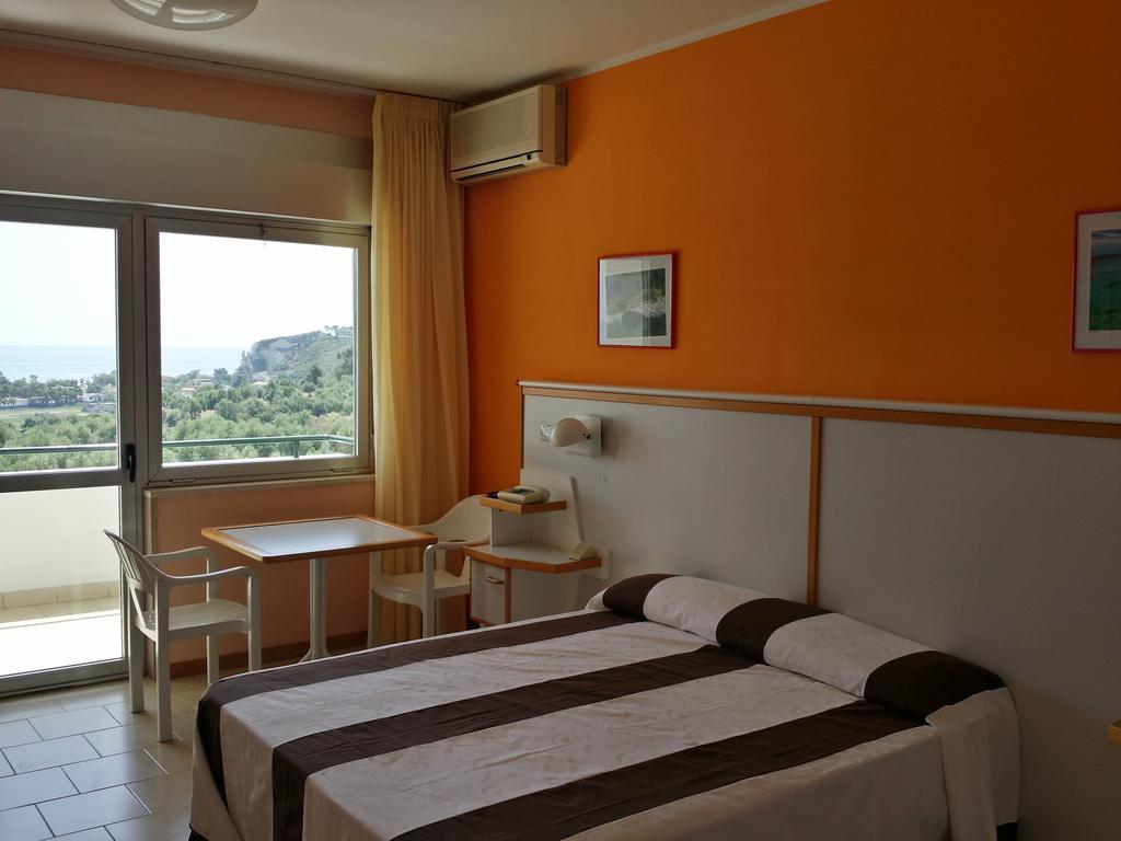 Centro Di Soggiorno Il Belvedere Vieste Room photo